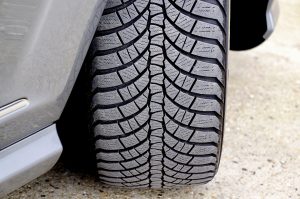 Zoom sur un pneu de voiture