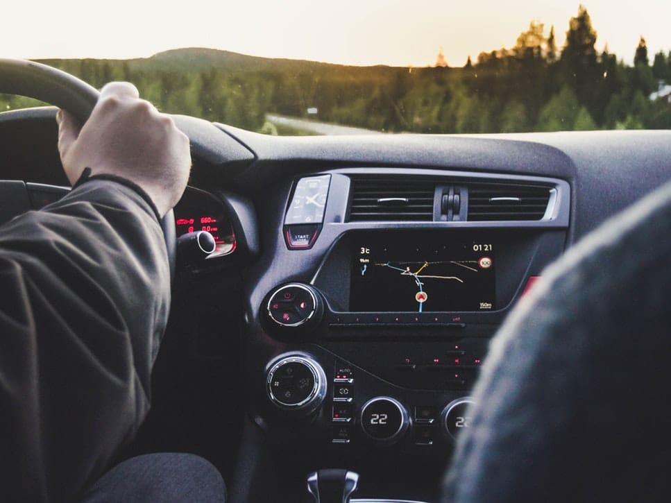 Automobiliste au volant de sa voiture équipée d'un GPS