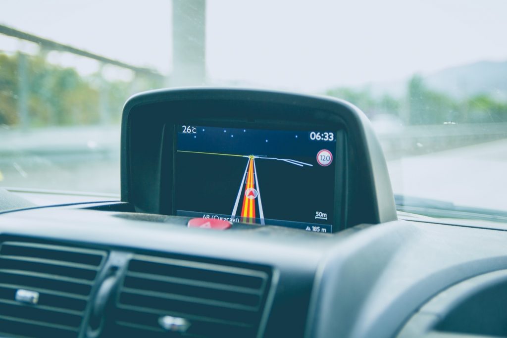 GPS intégré au tableau de bord d'une voiture