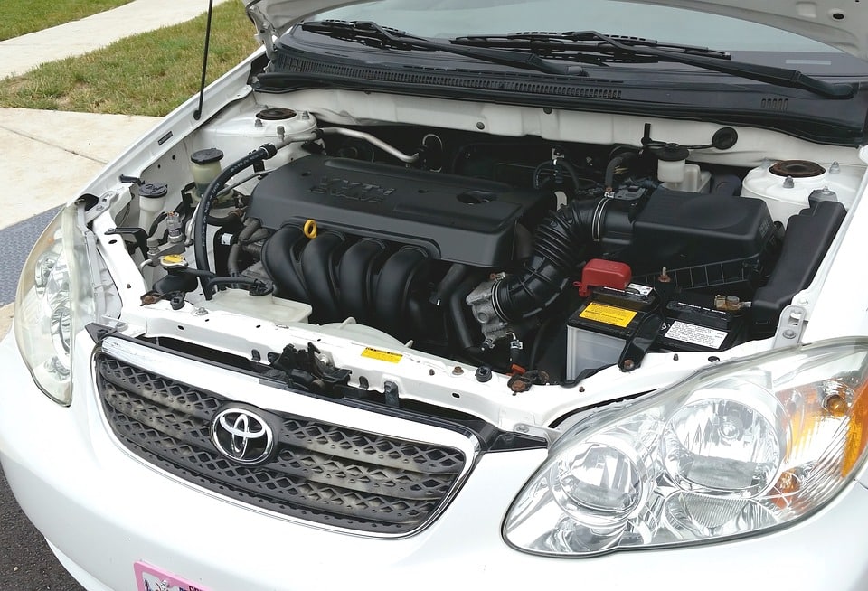 Capot de voiture ouvert pour remplacer la batterie