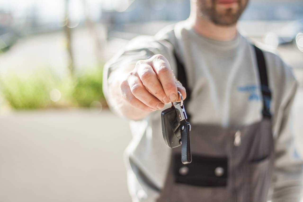 Garagiste qui tend des clés de voiture