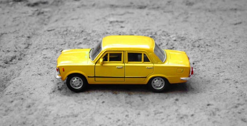 petite voiture jaune